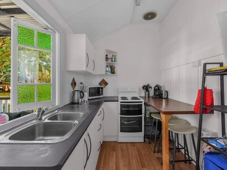 ROOM #3 Availabe to Rent - Partly Furnished bedroom in Share House- Utilities & Internet Included - Photo 3