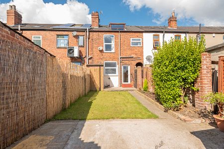 3 bedroom Terraced House to rent - Photo 3