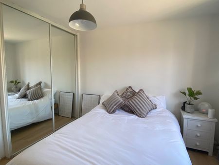 2 Bed Flat, Bridge Meadows, SE14 - Photo 3