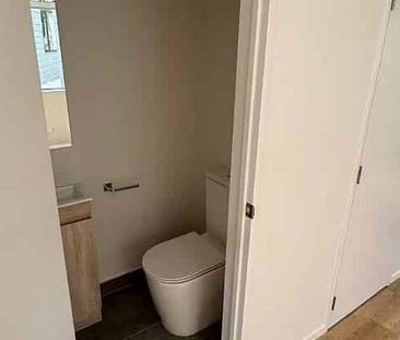 Chic 2BR Townhouse in Greenhithe! - Photo 5