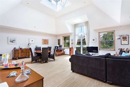 A beautifully presented, gated mews house situated close to Clapham Common and Clapham Old Town. - Photo 5