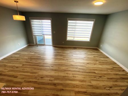 UPPER LEVEL 3 BED PLUS BONUS ROOM, 2.5 BATH, 2 STOREY HALF DUPLEX W/A DOUBLE ATTACHED GARAGE IN THE COMMUNITY OF BLACKSTONE - Photo 3