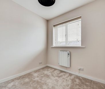 Manor Crescent - Photo 2