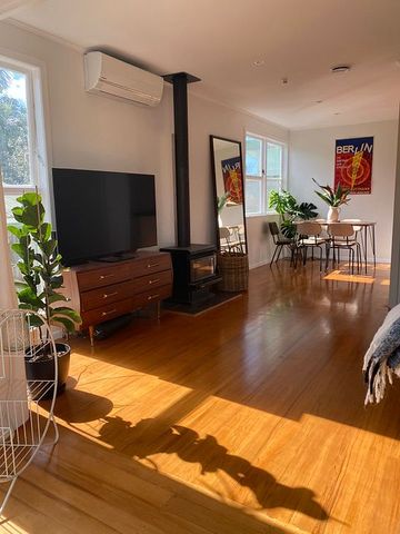 Sun filled, renovated, 3 bedroom family home - Photo 4