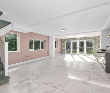 A spacious and modern detached property with a large gated driveway... - Photo 4