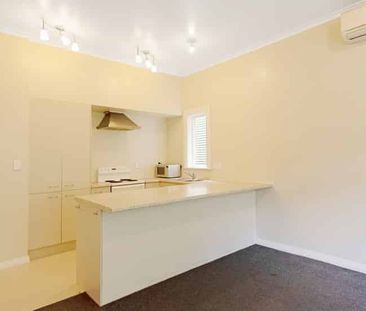 Super spacious downstairs 5-bedroom flat - Photo 1