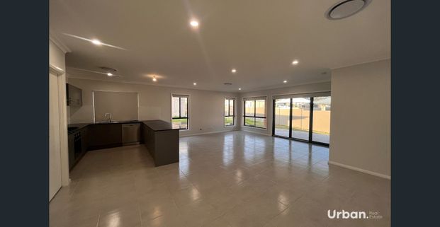 Four Bedroom Family Home with extra parking for Caravan or Boat. - Photo 1