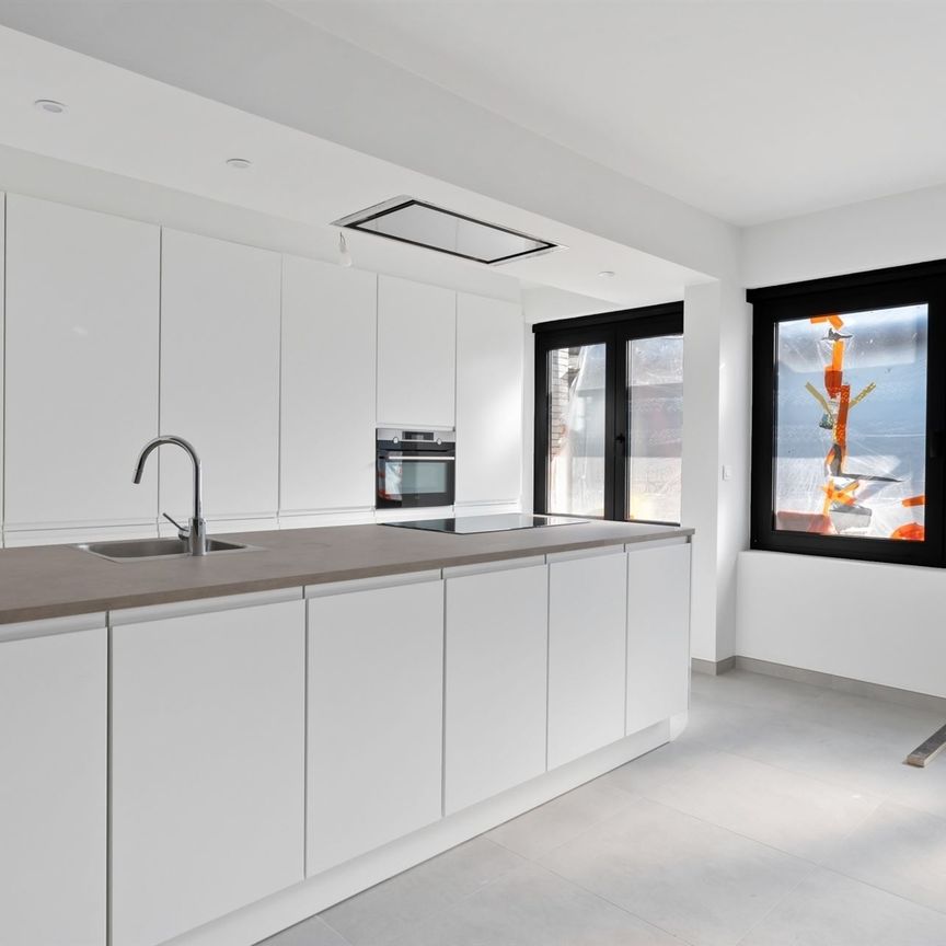 Energiezuinig BEN-appartement Vernieuwd 2-slaapkamerappartement met garagebox en zonnepanelen! - Photo 1