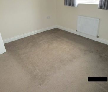 3 bed Town House - To Let - Photo 2