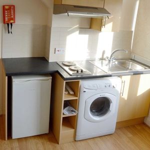 High Street, LONDON - Photo 2