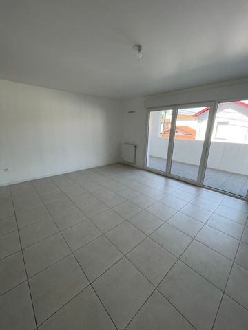 Location Appartement 3 pièces 71m² BOUCAU 64340 - Photo 2