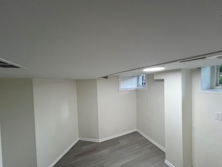 31 Yorkshire Street N - Photo 3