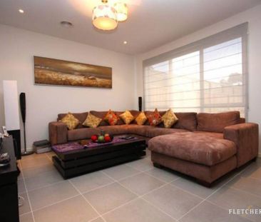 MODERN TOWNHOUSE | GREAT LOCATION | LARGE AND SPACIOUS - Photo 3
