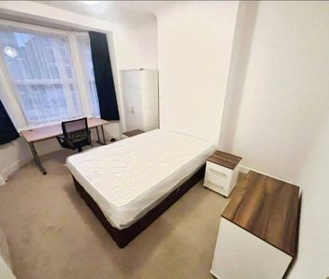 5 bedroom end of terrace house to rent - Photo 4