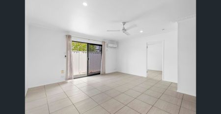 Delightful 3 bedroom with modern kitchen and fenced yard. - Photo 2