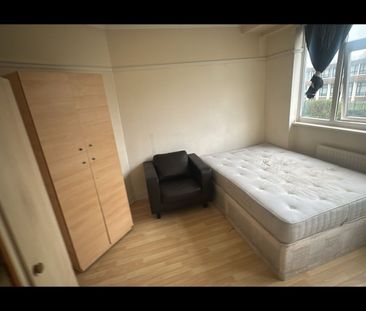 2 Bed Terraced House, Huxley Drive, RM6 - Photo 5