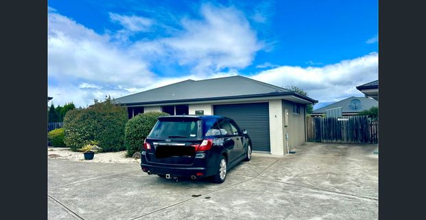 2 Bedroom - Brighton Beauty! Secured Complex! - Photo 1