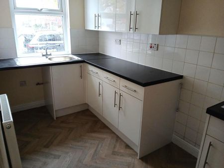 2 bedroom ground floor flat to rent - Photo 4