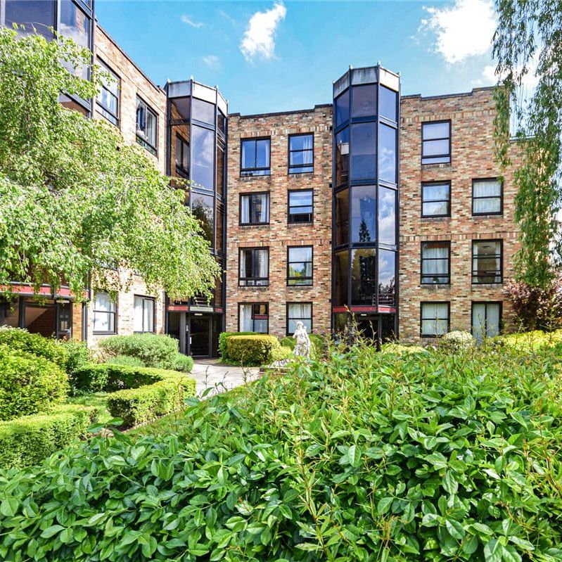 Well presented 1 bedroom ground floor apartment situated within walking distance of the City centre and local amenities. Communal landscaped gardens. Residents parking. Furnished. - Photo 1