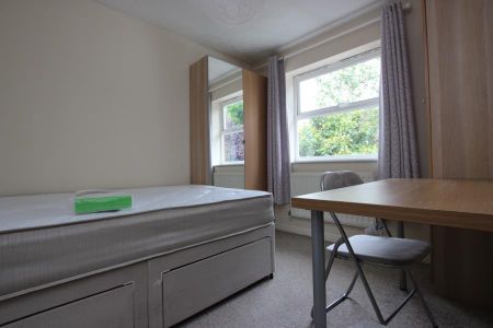 8 bedroom detached house to rent - Photo 2