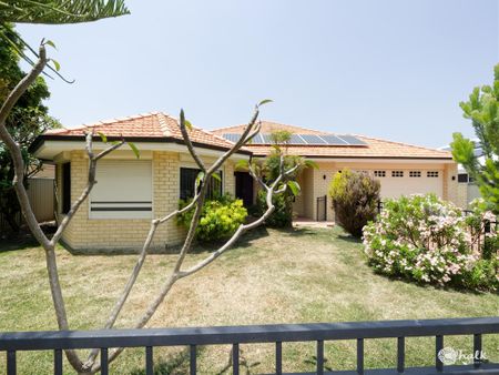 COASTAL LIVING IN WAIKIKI - SPACIOUS FAMILY HOME - Photo 2