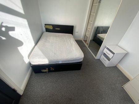 1 bedroom in a house share to rent - Photo 3