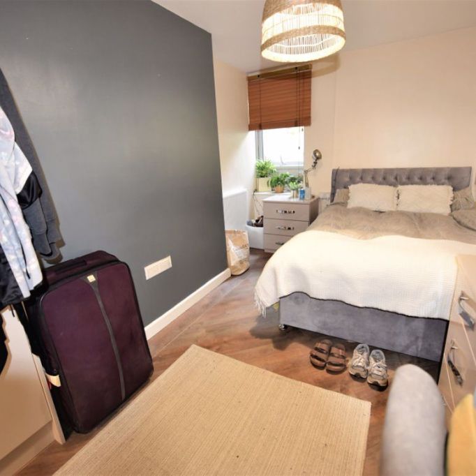 3 bedroom Flat in Flat 6, Leeds - Photo 1