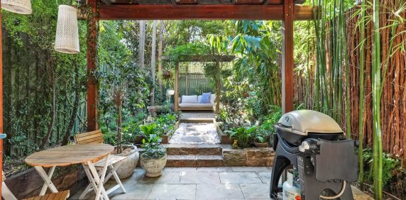 Stylish terrace in beautiful tree lined street. Pet Friendly. Now offering AC! - Photo 2
