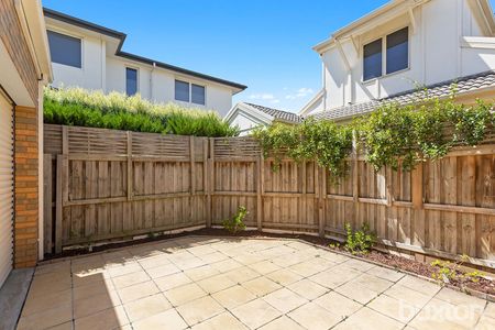 SPACIOUS BEACHSIDE 3 BEDROOM TOWNHOUSE - Photo 2