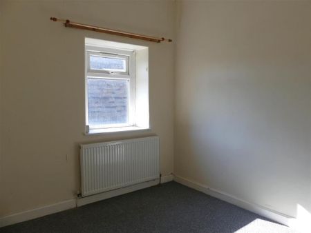 2 bedroom end of terrace house to rent - Photo 4