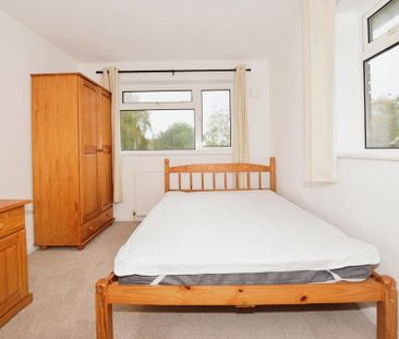 1 bedroom in a flat share to rent - Photo 2