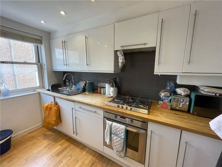 A modern compact 1 bedroom flat in an excellent central location close to the Train Station and the City Centre. - Photo 3