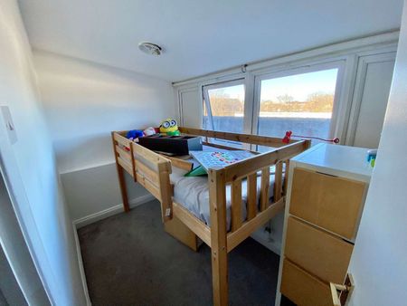 Recently refurbished 2 bed Flat - Photo 5