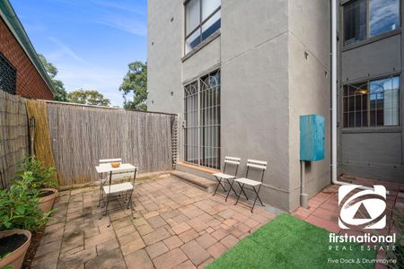 BOUTIQUE TWO BEDROOM GARDEN APARTMENT - Photo 5