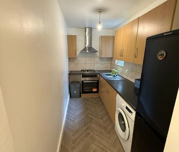 2 Bed Flat, Westwood Road, IG3 - Photo 4