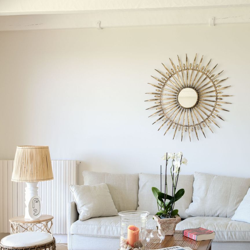 Architecture traditionnelle des années 60, cette villa de 220 m2 profite d'un emplacement idyllique en première ligne, au bord de l'eau, sur un terrain de 1 100 m2, entre le Moulleau et le Pyla. - Photo 1