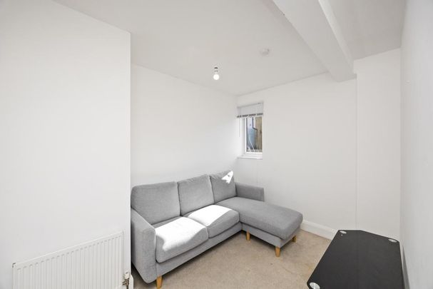 4 bedroom flat to rent - Photo 1