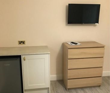 1 bedroom room to rent Large Ensuite Room - Wardown Crescent - Furn... - Photo 1