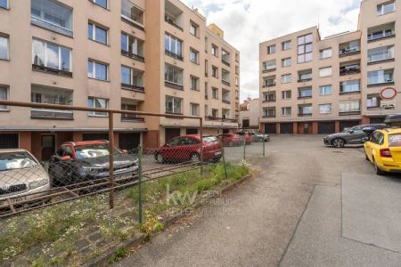 Světlý byt 3+kk se dvěma lodžiemi v klidné části pražské Michle - Fotografie 4