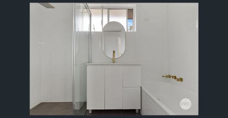 RENOVATED TOWNHOUSE IN PRIME LOCATION - Photo 2