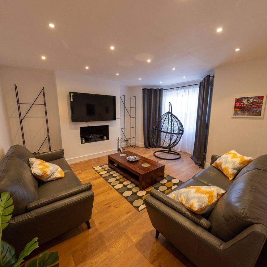 3 Bed Flat, North End Rd, W14 - Photo 1