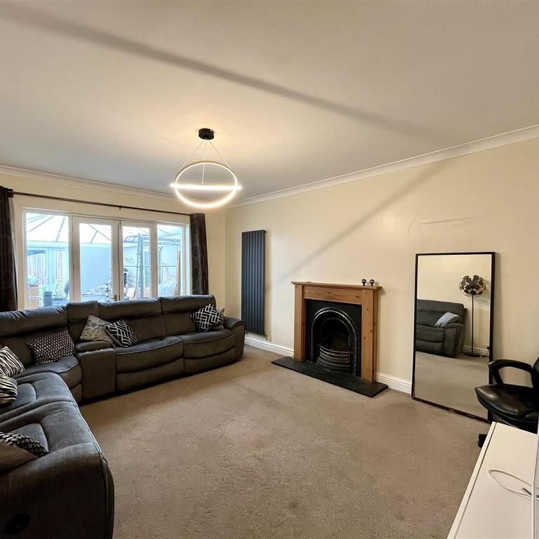 4 bedroom detached house to rent - Photo 1