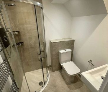 A ground floor refurbished studio apartment to rent - Photo 4