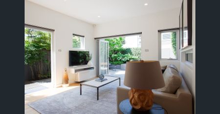 Stylish One-Bedroom Townhouse with Private Garden and Parking in North Sydney - $1,200/week fully furnished - Photo 2