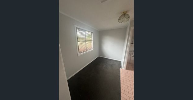 CUTE AS A BUTTON IN QUIET NEIGHBOURHOOD! - Photo 1