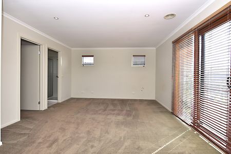 Charming 3-Bedroom Townhouse in Prime Keysborough Location - Photo 3