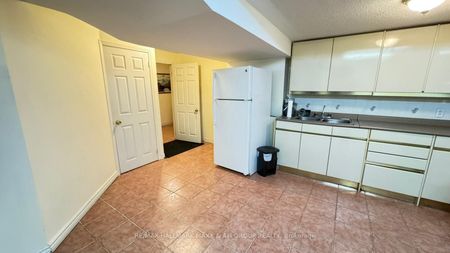 For Lease - 316 Valleymede Drive Unit# Basement, Richmond Hill, Ontario - Photo 4