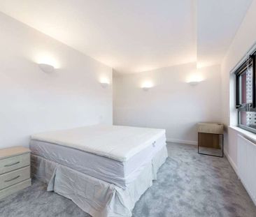 Beautifully presented 3 bedroom flat to rent in Canary Wharf. - Photo 6