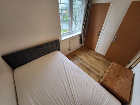 4 bedroom semi-detached house to rent - Photo 3