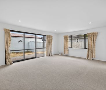 Spacious 4 Bedroom Family Home In Sought After Burwood! - Photo 1